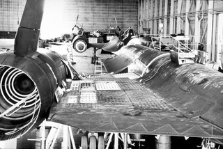 Illustration for article titled Fascinating photos reveal how they built the SR-71 Blackbird